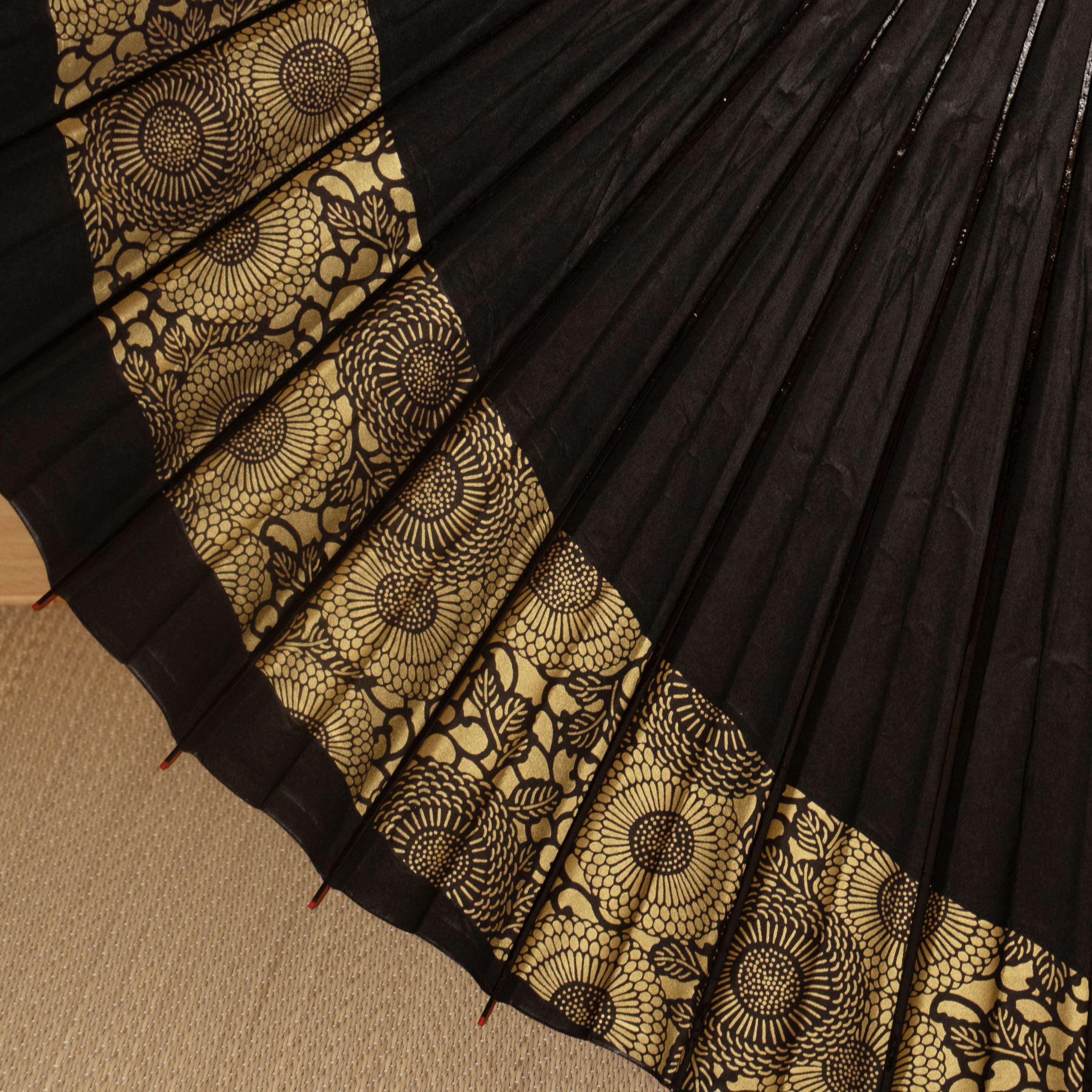 古典柄 巴『菊唐草 漆黒に金』