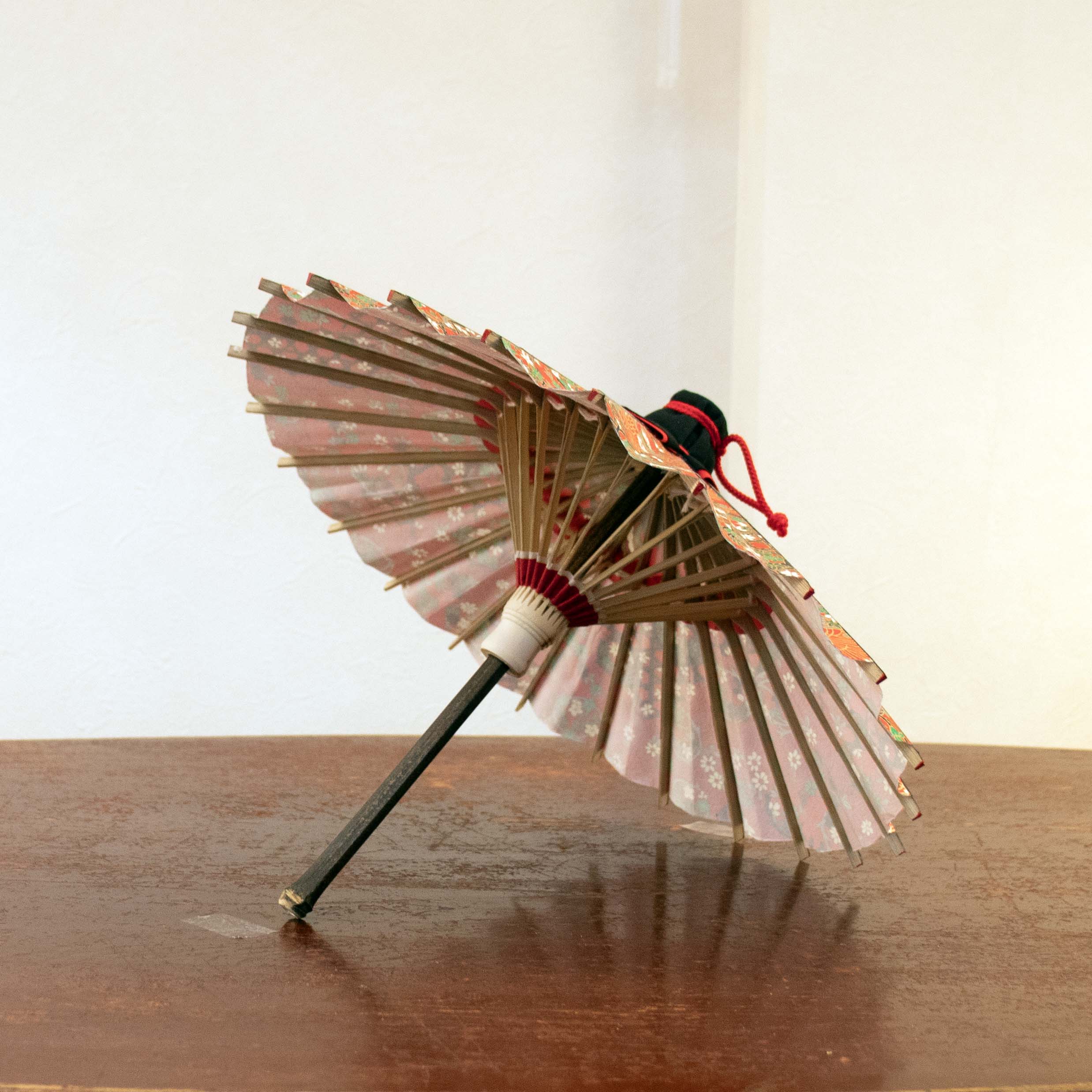 姫和傘  『紅に花輪』